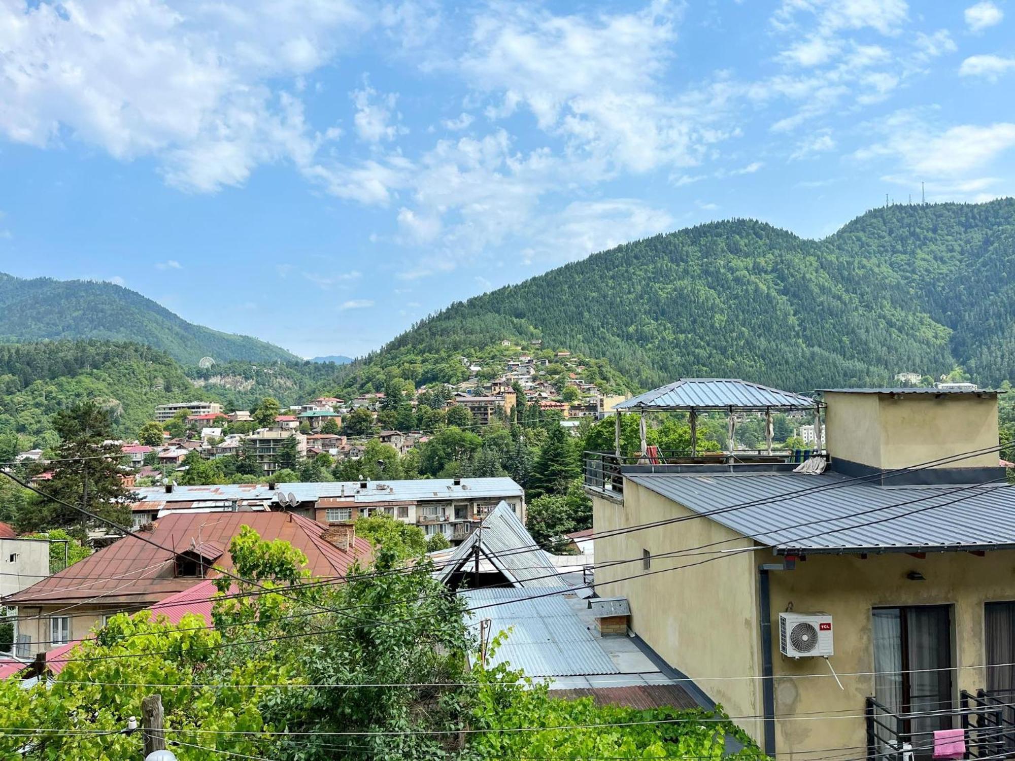 Happy Holidays Bordzjomi Buitenkant foto